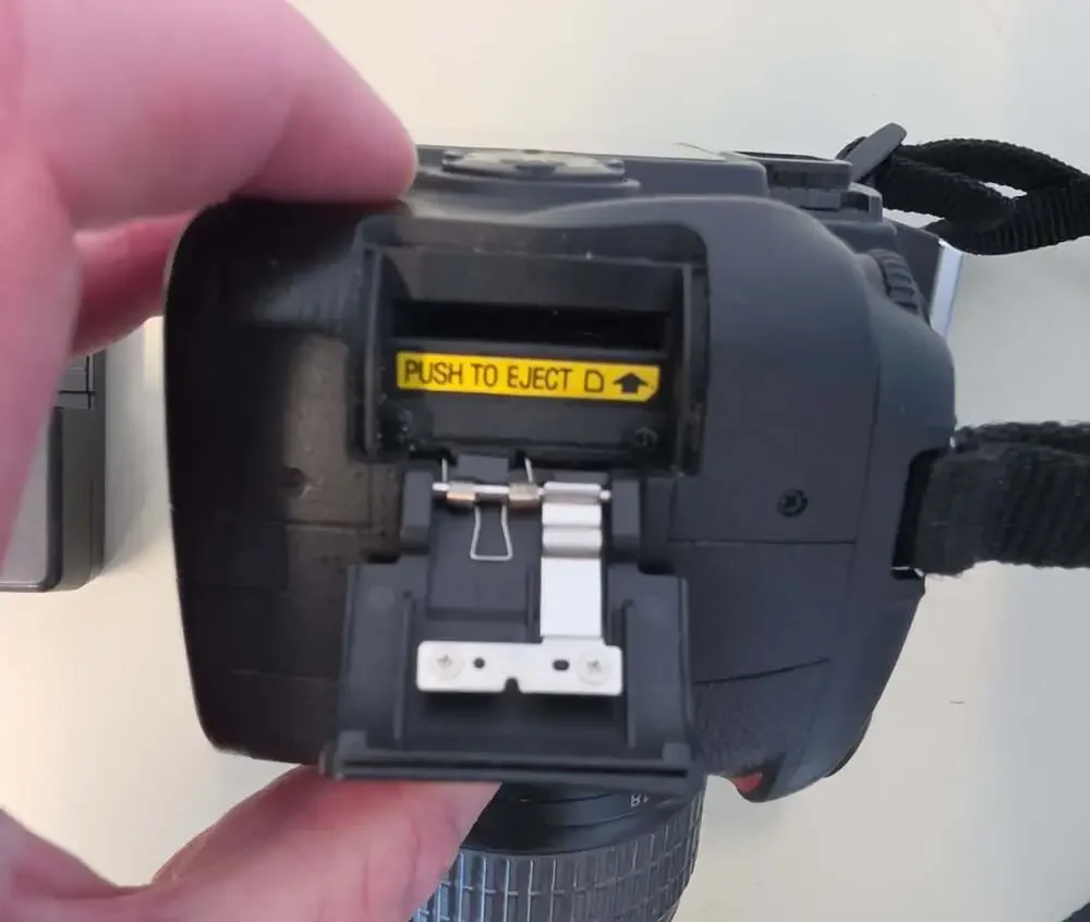 Nikon D40 6.1MP DSLR Camera with 18-55mm Lens and Battery Charger